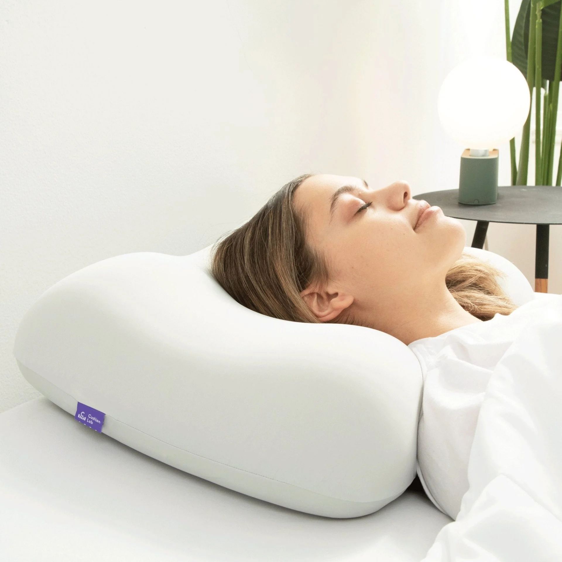 Ergonomic pillow supporting neck and spine