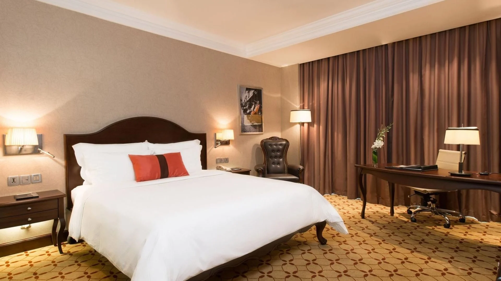 Standardized bedding setup for urban business and select-service hotels